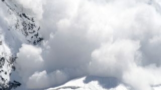 Zece persoane au fost ucise intr-un accident de snowboard, dupa ce au provocat o avalansa