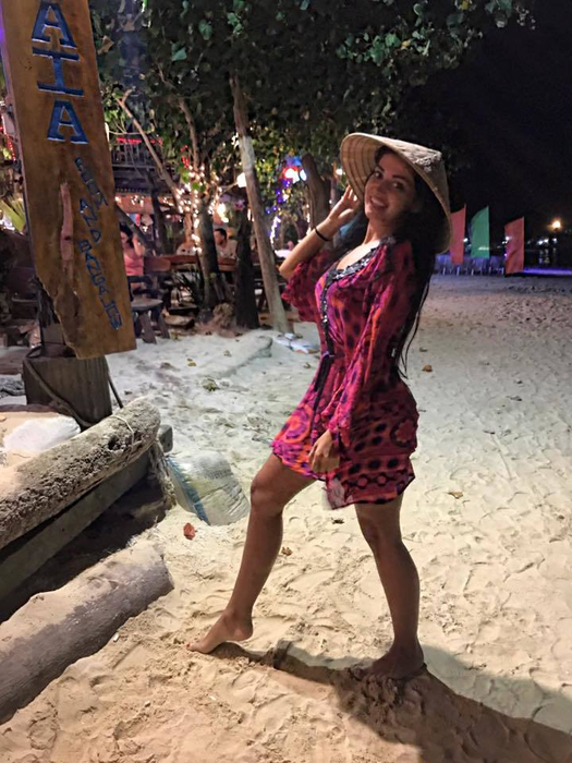 Uite cât de mult a slăbit ELENA IONESCU! Fosta solistă de la Mandinga şi-a etalat formele sexy în costum de baie