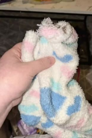 Nu e un banc! O femeie a făcut plângere, după ce și-a deschis cadoul de la un coleg de Secret Santa. Ce primise, de fapt