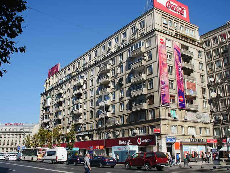 Blocul-vedetă din Piaţa Romană s-a transformat într-un câmp de război