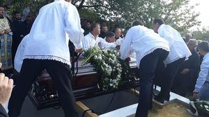 Dumitru Fărcaș, condus pe ultimul drum de sute de oameni. "Am pierdut, din păcate, un mare reper"