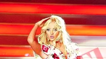 Delia Matache danseaza pe malul marii