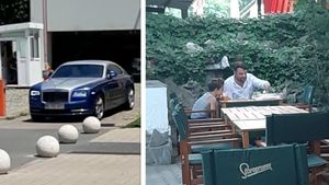 Andrei Duban, la volanul unui Rolls Royce de peste 100.000 de euro. Cum a fost surprins actorul alături de fiul lui pe litoral. VIDEO