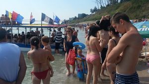 Ii inghesuie ca pe sarmale pentru profit, dar nu se gandesc si la siguranta lor. Imagini inedite cu vaporasele de pe litoral