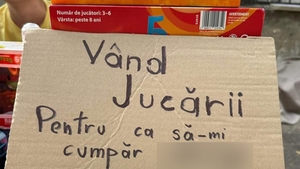 Anunțul viral postat de un bucureștean pe un carton: "Vând jucării pentru ca să-mi cumpăr..."