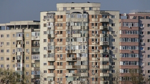 Mesajul fabulos lăsat în uşa unui vecin zgomotos, din Bucureşti: "Nu ştiu ce-i faci soţiei tale, dar azi-noapte..."