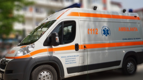 O ambulanță care transporta o pacientă a lovit un bărbat pe o trecere de pietoni din Tecuci