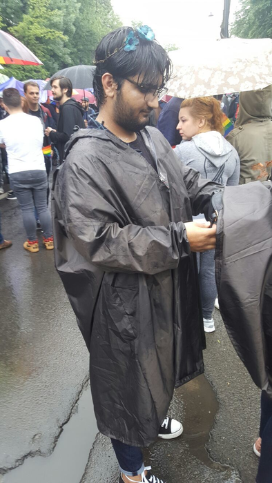Mii de oameni au pornit la pas prin ploaie spre Piaţa Victoriei, acolo unde se va încheia Marşul Diversităţii
