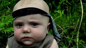 Mami m-a facut Rambo - O cinefila a recreat scene celebre din filme cu bebelusul sau in rolul principal