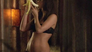 Jennifer Aniston ne arata cum se mananca o banana