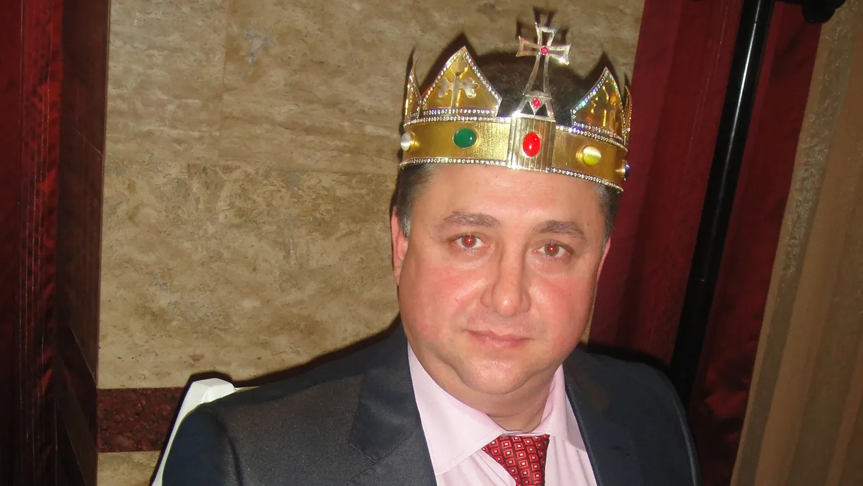 Asa arata bijuteria coroanei! Regele Stanescu are telefon din aur si diamante! Aparatul are propriul inginer!