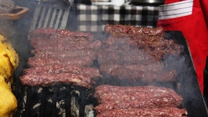 Pericolul descoperit în carnea de mici vândută pentru 1 Mai. Rezultatele analizelor de laborator sunt HALUCINANTE