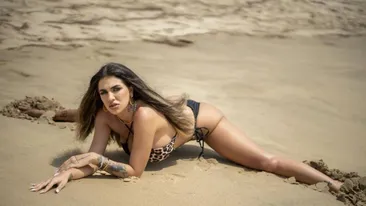 Ispita feminină de la Insula iubirii care a recunoscut că s-a iubit şi cu femei! Participarea e doar o făcătură?!