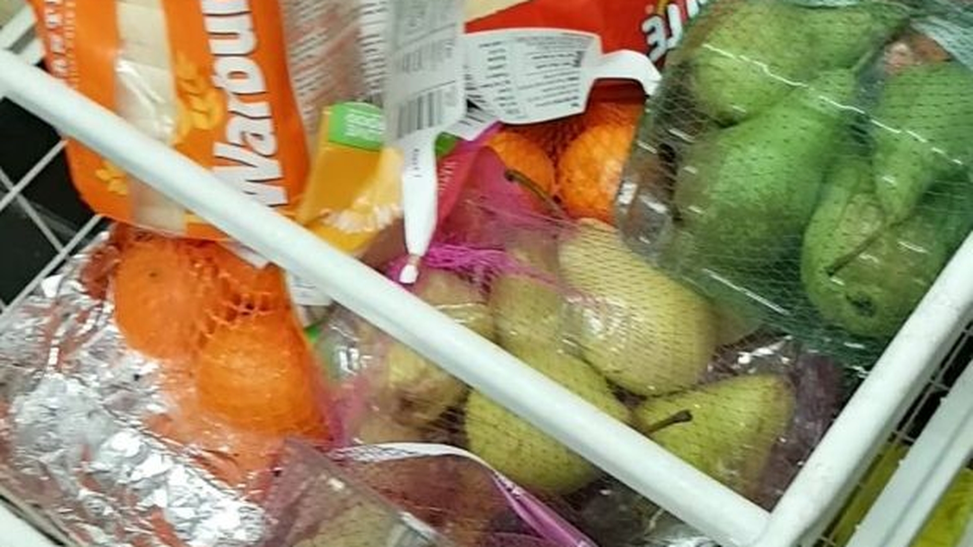 Au mers la supermarket sa cumpere fructe proaspete, dar cand au ajuns acasa au aruncat speriati caserola cu prune! Ce se afla prins in plasa fructelor i-a dezgustat