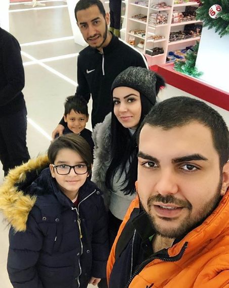 Cum arată soţia manelistului Cristi Mega! Se mândreşte cu ea peste tot