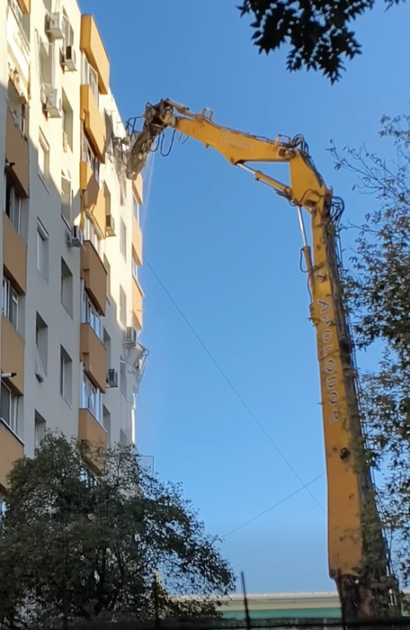 A început demolarea blocului afectat de explozia din Rahova. Primele imagini + planul autorităților