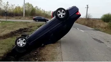 Accident spectaculos în Argeș! S-a răsturnat cu mașina și apoi a fugit. VIDEO