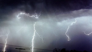 Meteorologii au anunţat ploi, vijelii şi grindină