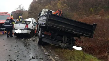 O fetiță de opt ani și-a văzut părinții murind într-un accident în Sălaj. Copila se afla pe bancheta din spate