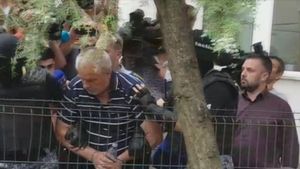 Vecinul lui Gheorghe Dincă: “Am simţit miros de cârpă arsă. I-am cerut betoniera şi mi-a dat-o!”