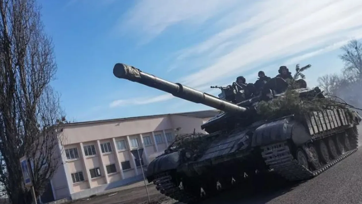 Aţi crezut că e o glumă? Primele imagini cu momentul în care romii capturează un tanc rusesc. Râzi cu lacrimi