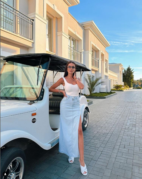 Adina Străuț a fost cu familia și prietenii la Saint Tropez (Foto: Instagram)