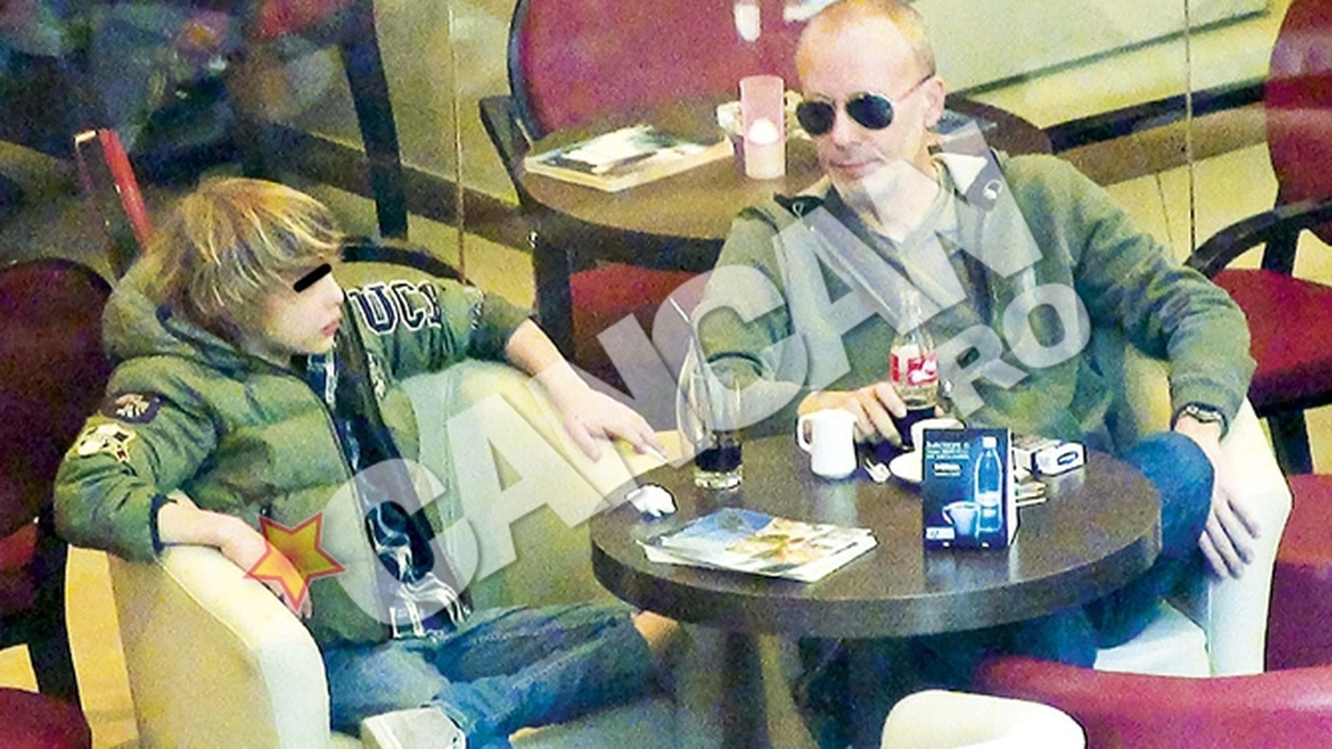 Andrei Gheorghe si-a scos baiatul la mall! Au iesit pentru prima data ca baietii