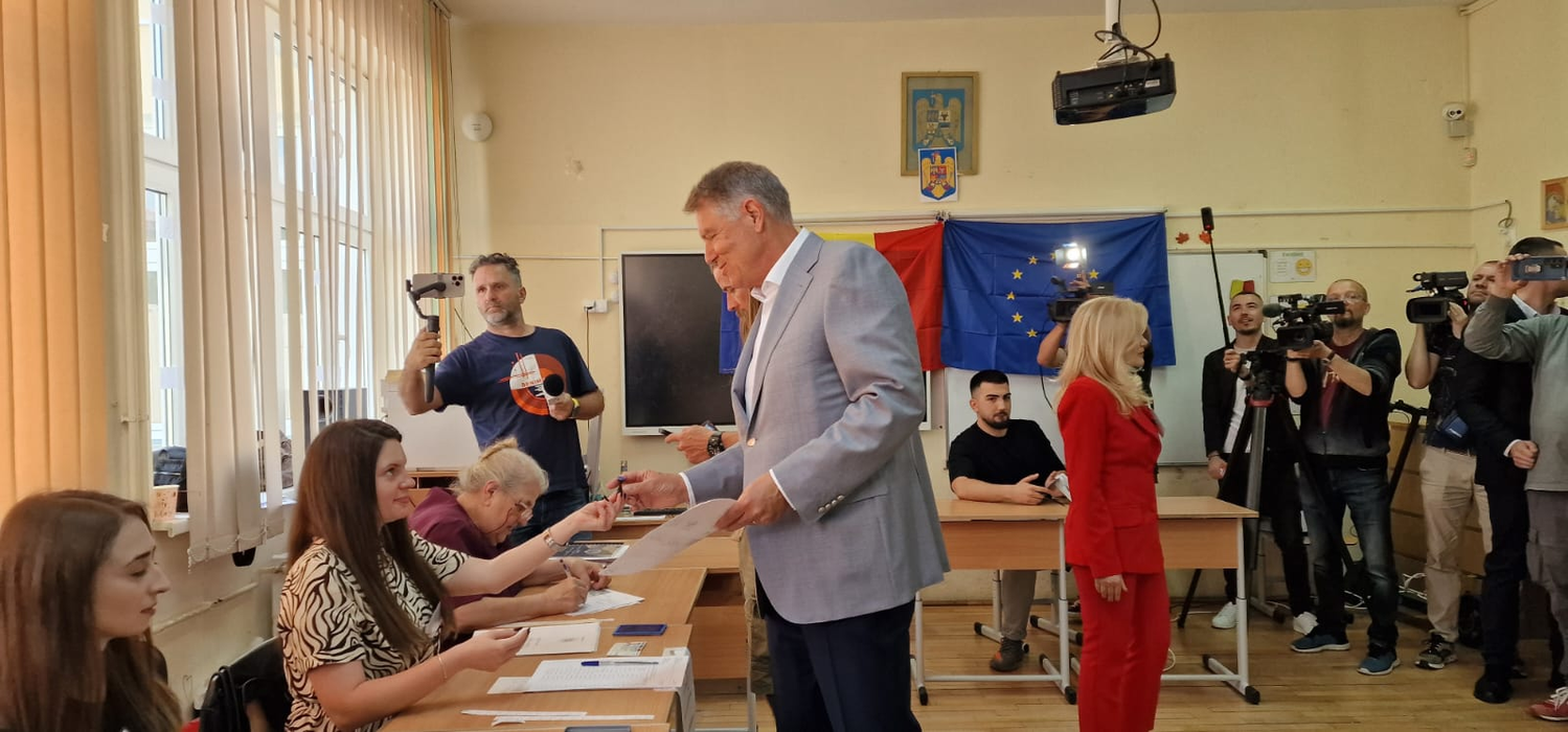 Klaus Iohannis, la secția de votare/ Sursa foto: Ora de Sibiu