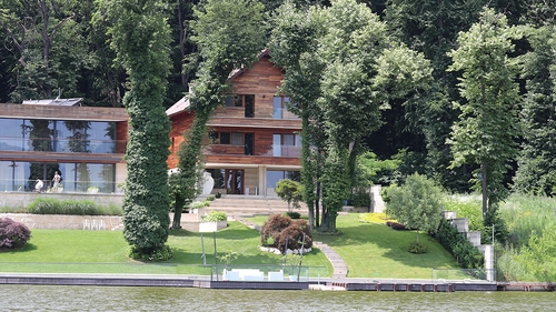 IMAGINI ÎN PREMIERĂ. Cel mai bogat antrenor din România a investit milioanele de la arabi într-o super-proprietate la Snagov. Şi-a construit UN PALAT pe malul lacului!