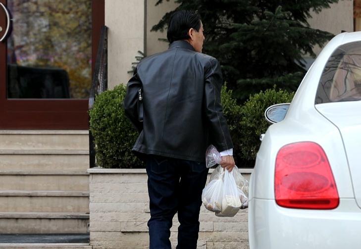Chinezul Ion sfidează coronavirusul și merge pe stradă fără mască