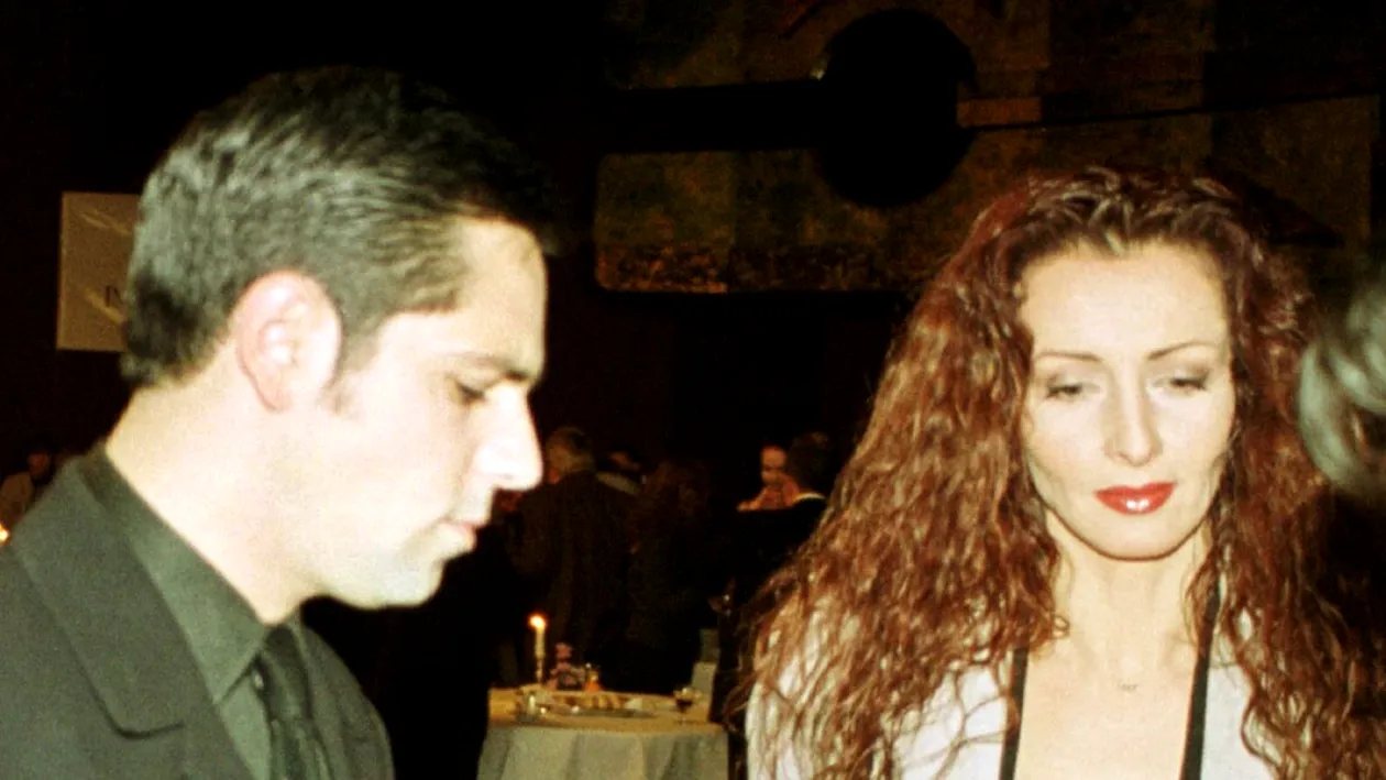 Iubire ca-n liceu, cu blitzuri și farfurii de antreu.  Povestea primului mare amor monden al României post-revoluționare