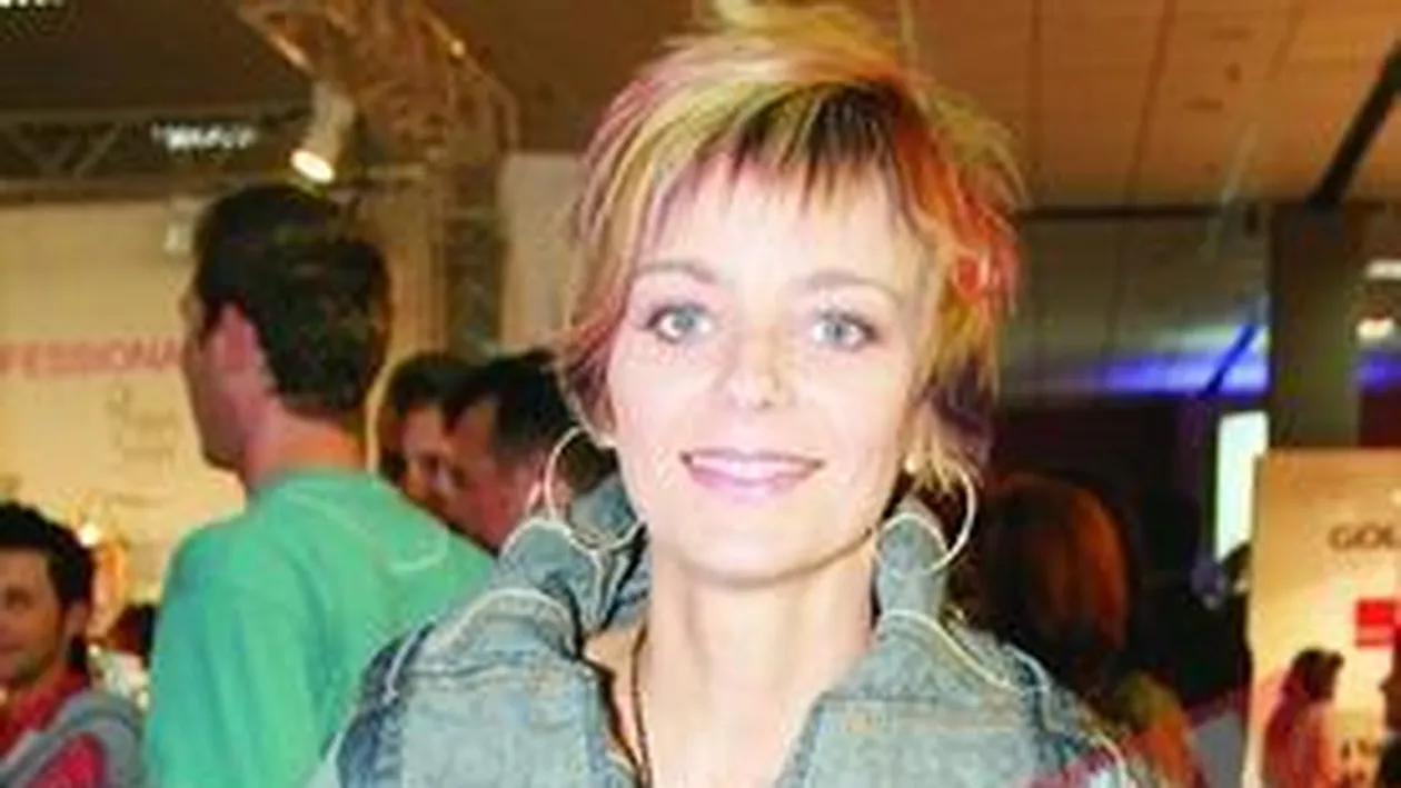 Gianina scrie versuri pe servetele