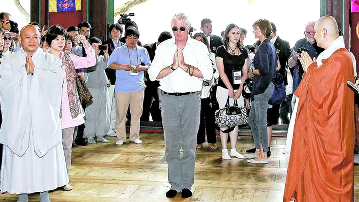 Richard Gere s-a spalat de pacate la templu