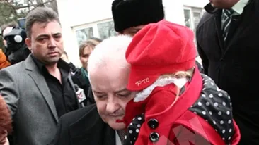 Irinel s-a speriat cand a vazut ce prieten de joaca are Irina! A facut o noua  plangere la Protectia Copilului