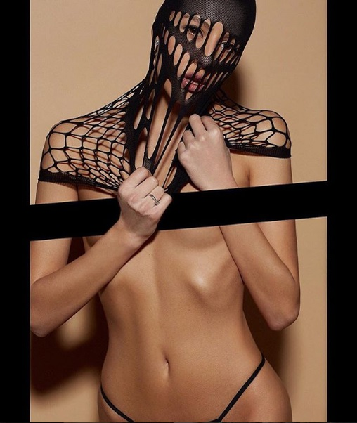 Iubita lui Cătălin Botezatu a pozat topless și cu dresul tras pe cap. Poza HOT cu Monica Hill