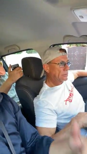 Van Damme ascultă manele în mașină, alături de un grup de clujeni / Sursă foto: captură video Facebook
