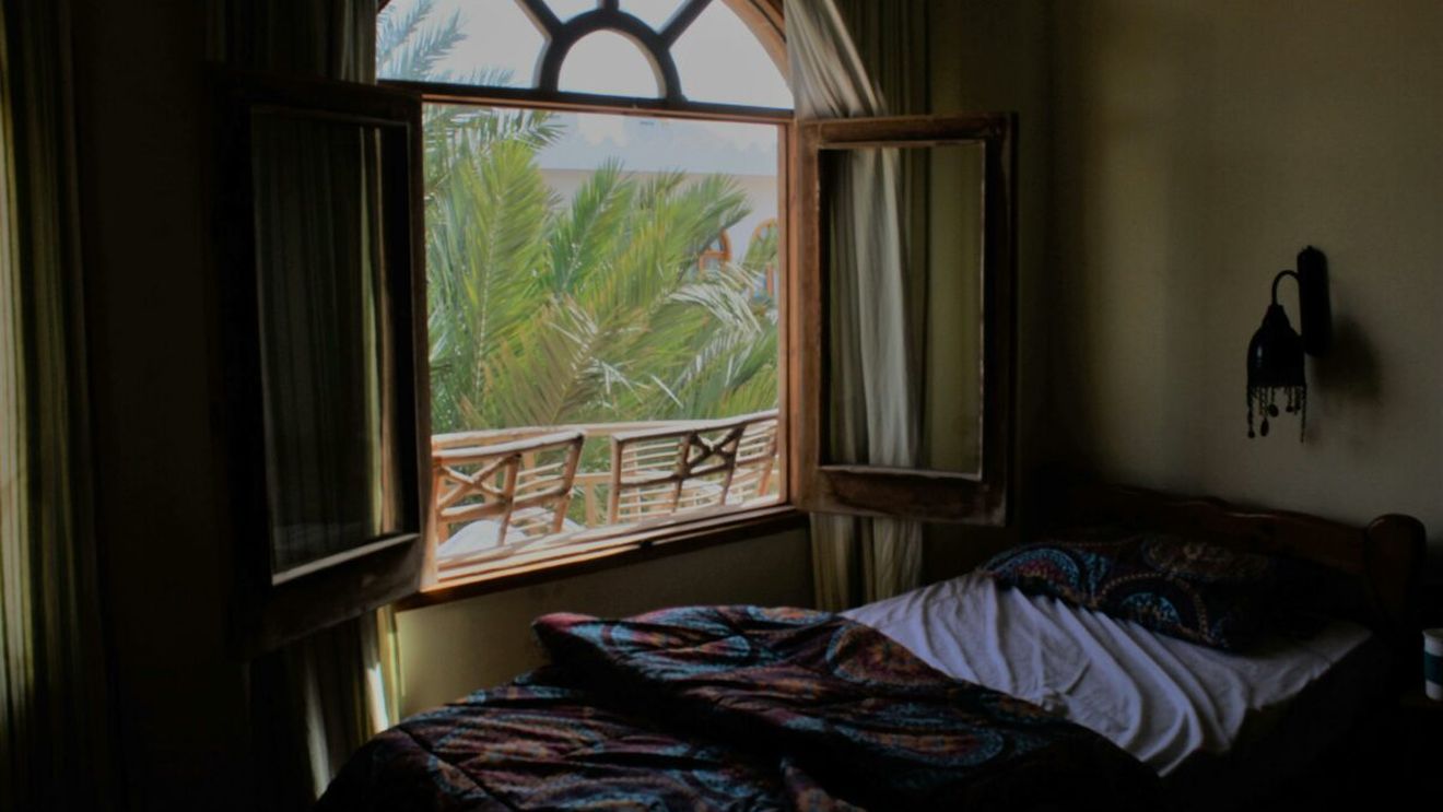 De ce nu trebuie să dormi cu geamul deschis pe timp de vară. Medicii spun că ne expunem la pericole uriașe