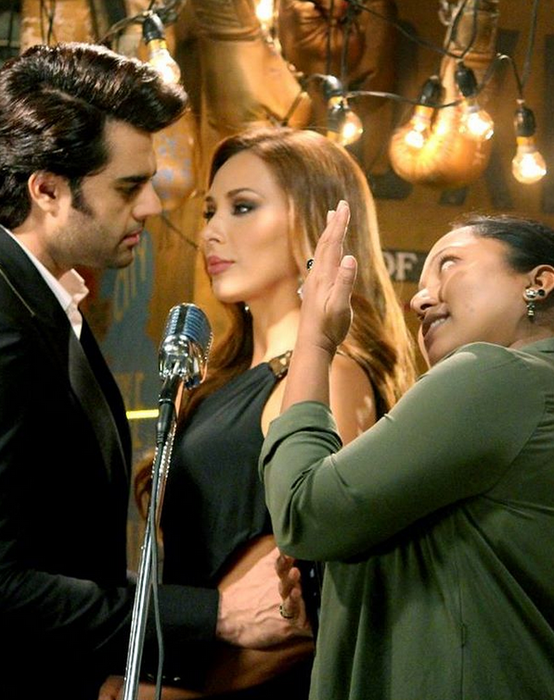 Iulia Vântur, în tandreţuri cu un alt indian chiar sub ochii surorii lui Salman Khan