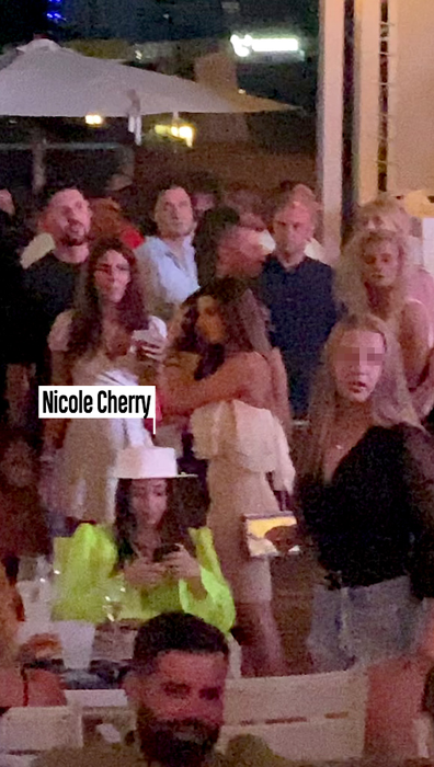 Nicole Cherry a fost în club, dar a preferat să stea mai mult pe scaun și să butoneze telefonul