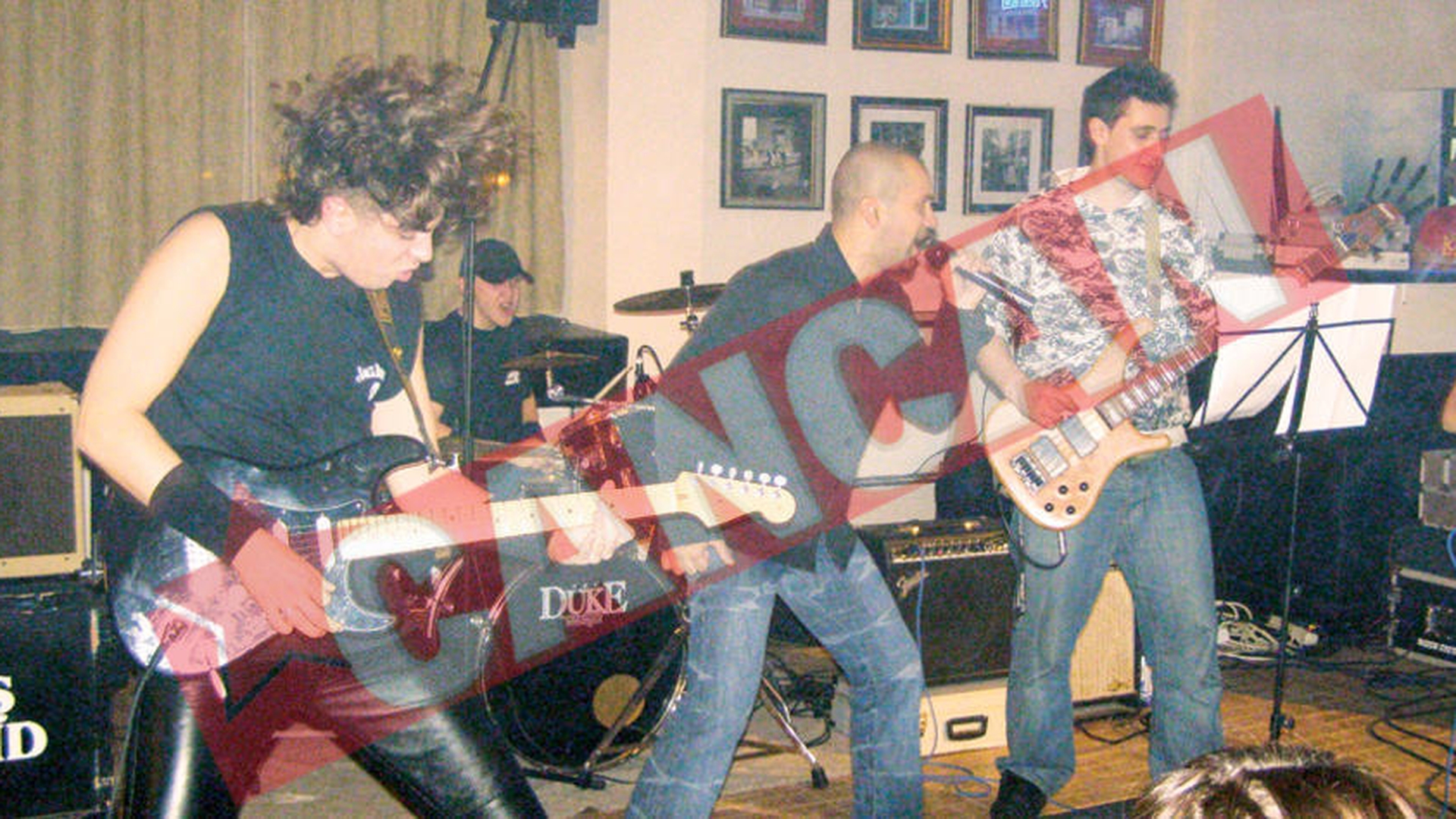Un politist canta rock intr-un club de noapte