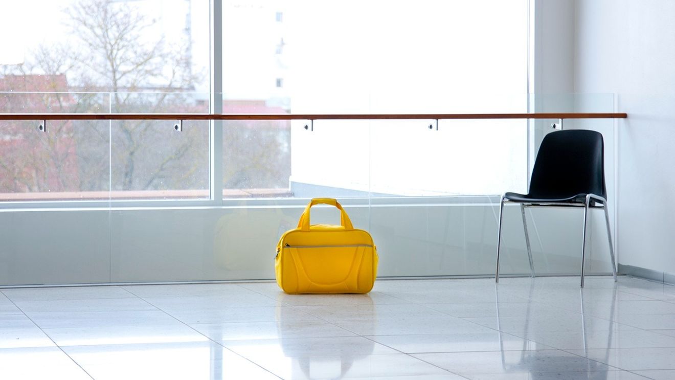 De ce nu trebuie să pui geanta pe jos niciodată. Motivele pentru care trebuie să renunți la acest obicei