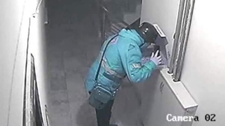 Incredibil! Un curier a deschis cutia de pizza și înainte să i-o ducă clientului a...