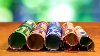 Cât au pierdut românii care au avut banii la bancă în 2025. A fost unul dintre cei mai nefericiți ani