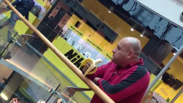 Gestul suporterului rapidist a scandalizat intreaga tara! Cum l-au filmat paparazzii pe “omul-banana” la patru zile dupa ce l-a um