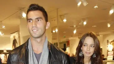 El in SUA, ea in Romania... Raicu nu mai poate fara Tecau! L-a innebunit cu sms-urile, o seara intreaga!