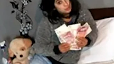 O româncă din Anglia s-a fotografiat într-un pat cu bani. Care era ocupația femeii