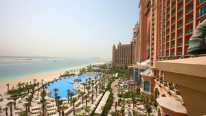 Dezgustător! O femeie aflată în vacanţă în Dubai a trăit şocul vieţii la piscină. Ce făcea bărbatul de lângă ea