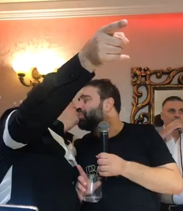 Florin Salam s-a pupat pe gură cu un ”plătitor”