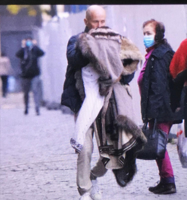 Mugur Mihăescu a avut de cărat câteva costume de scenă