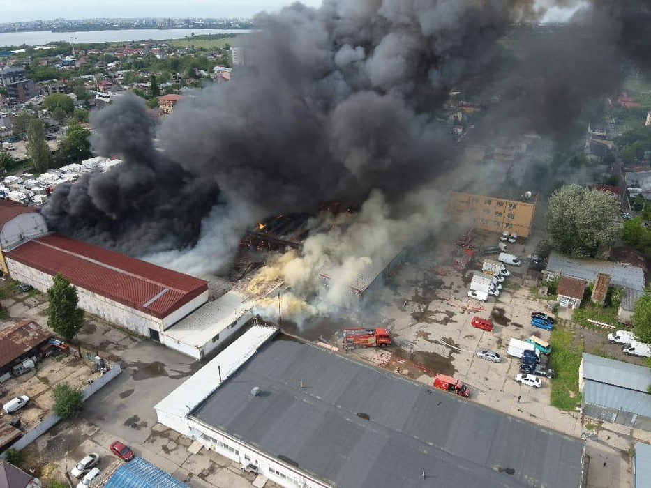 Un elicopter din cadrul IGAv realizează o recunoaștere aeriană în zona de manifestare a incendiului./ sursă foto: ISU BUCURESTI ILFOV